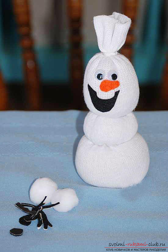 Текстильные новогодние игрушки своими руками, как сделать снеговика из подручных материалов, бесплатные мастер-классы по изготовлению снеговика из носка своими руками.. Фото №11