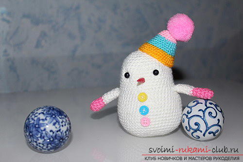 Яркий снеговик амигуруми крючком с описанием и фото. Фото №2