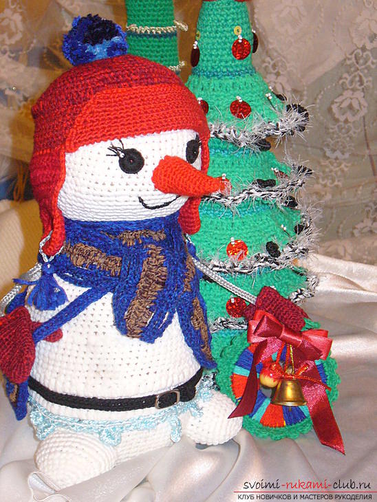 Яркий снеговик амигуруми крючком с описанием и фото. Фото №18