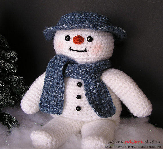 Яркий снеговик амигуруми крючком с описанием и фото. Фото №9