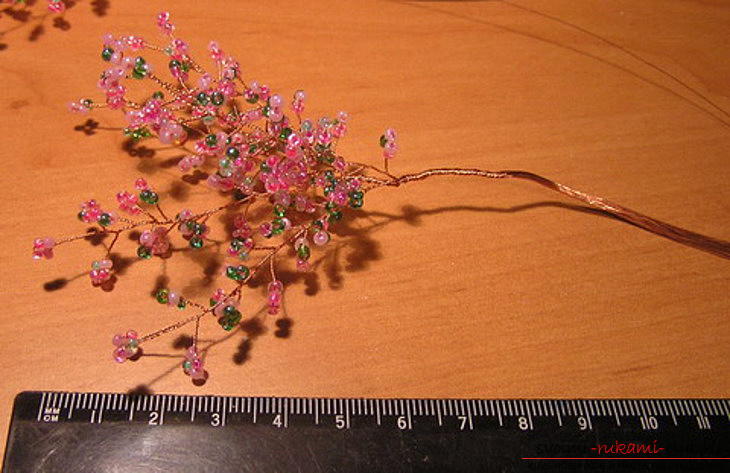 Цветущая сакура из бисера. Фото №9
