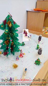 На Новый год ставят елку в детском саду не только в актовый зал, елка украшают младшую группу.. Фото №1