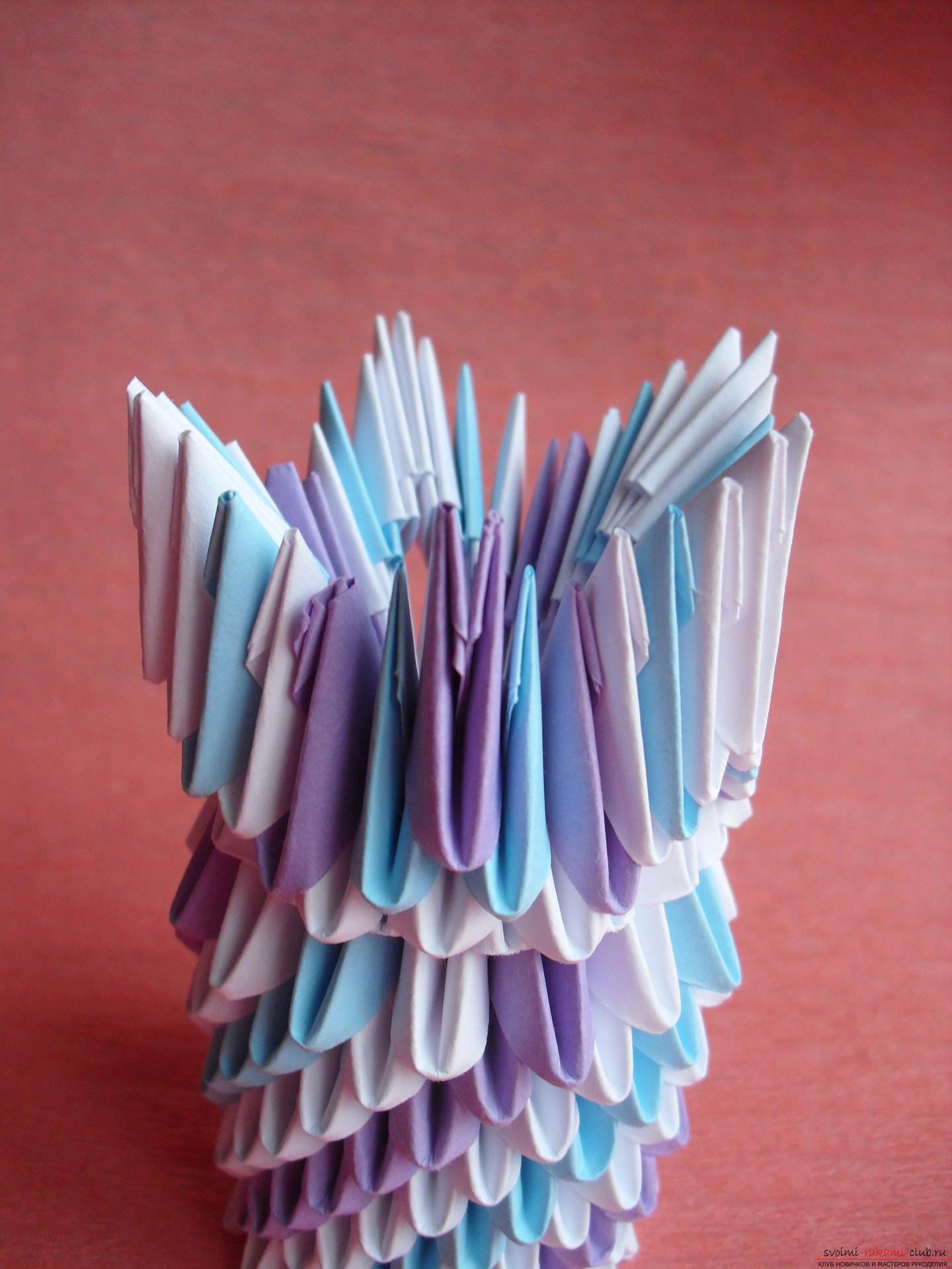 Этот мастер-класс научит как сделать вазу с тюльпанами из бумаги в технике модульного оригами.. Фото №10