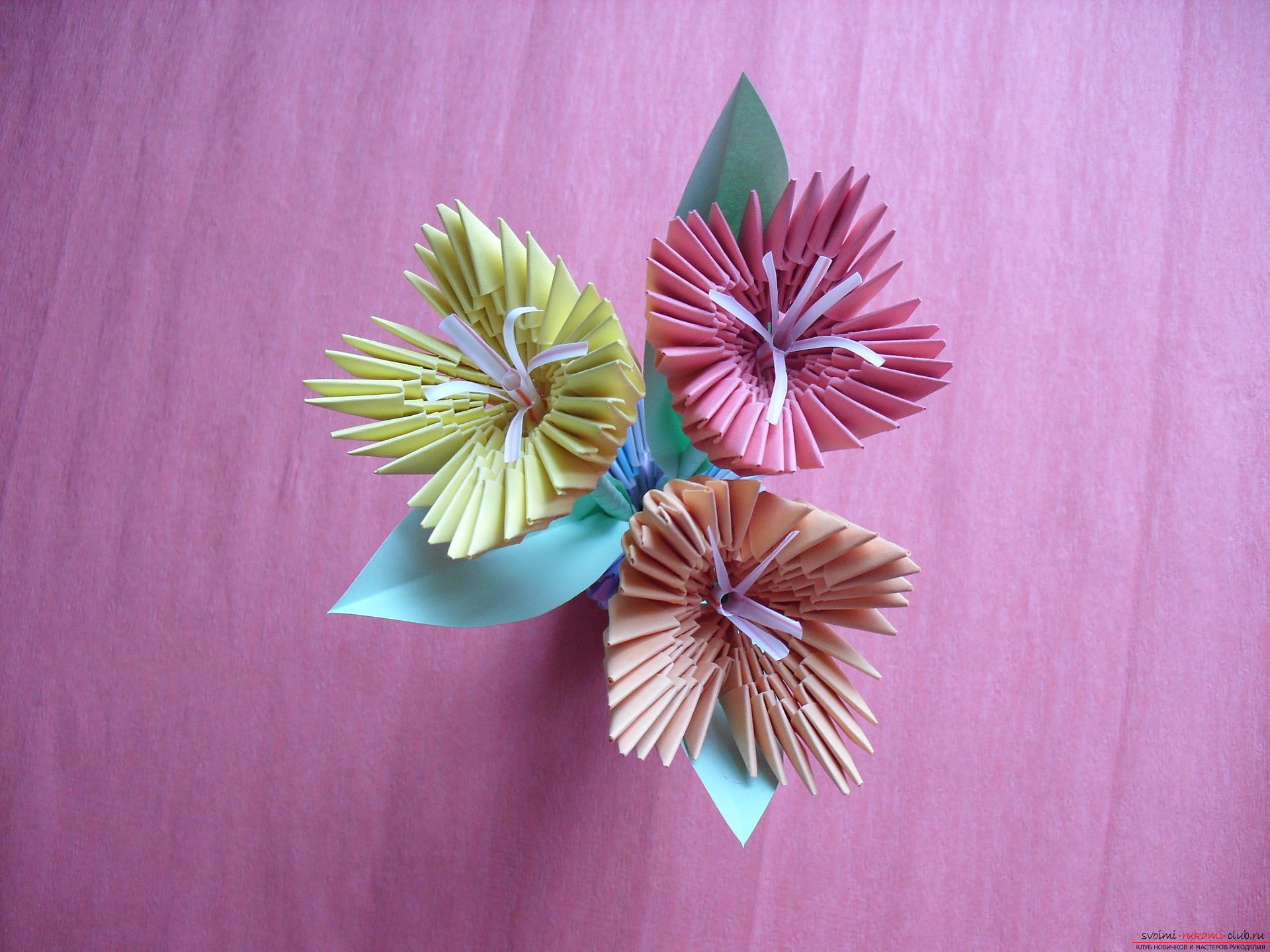 Этот мастер-класс научит как сделать вазу с тюльпанами из бумаги в технике модульного оригами.. Фото №25