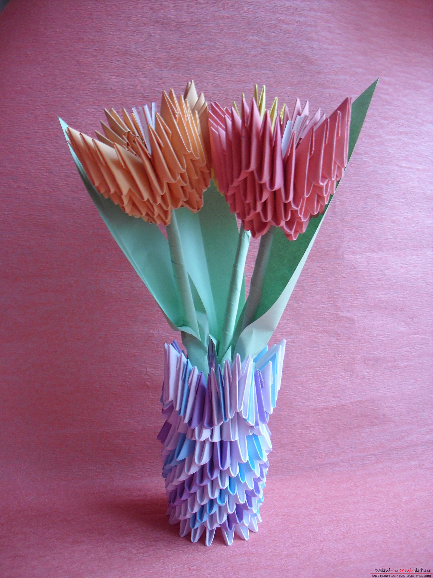 Этот мастер-класс научит как сделать вазу с тюльпанами из бумаги в технике модульного оригами.. Фото №1