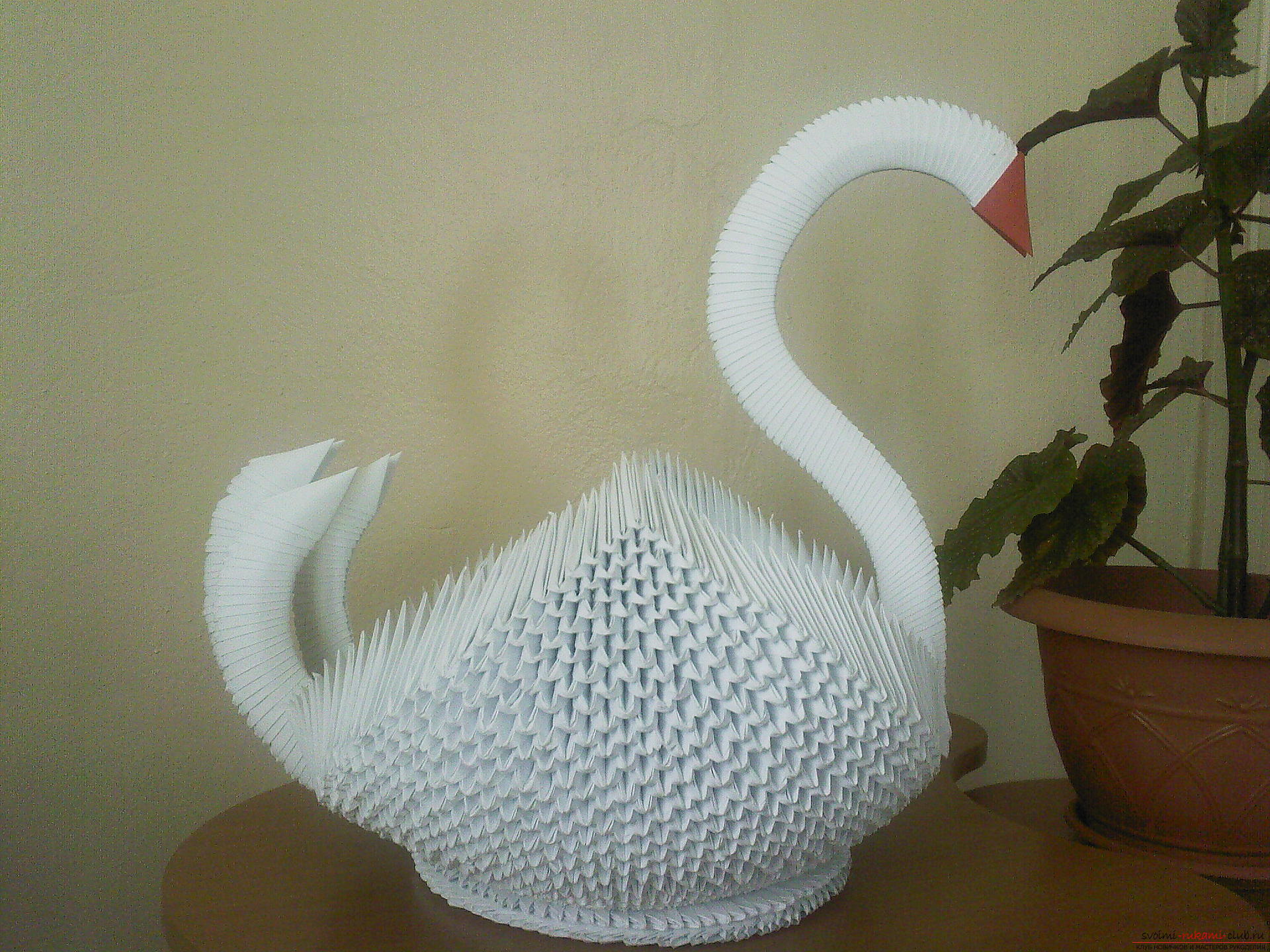 Простая фигурка лебедя в технике оригами. Фото №2