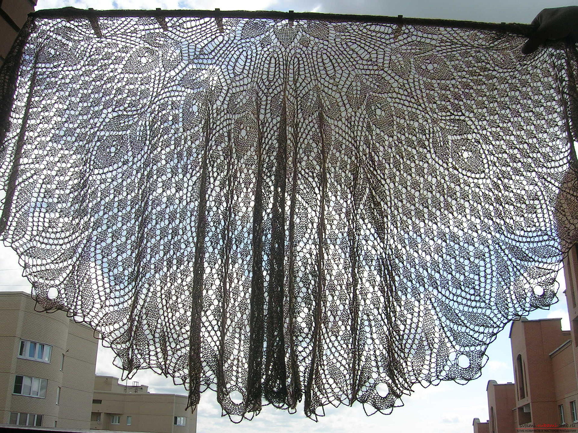 Невесомая шаль из итальянской шерсти большого размера, связанная спицами. Фото №5