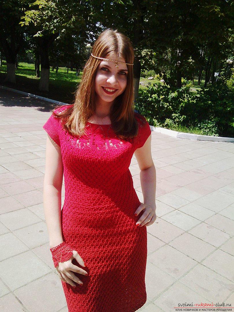 Вязаное платье вишневого цвета. Фото №3