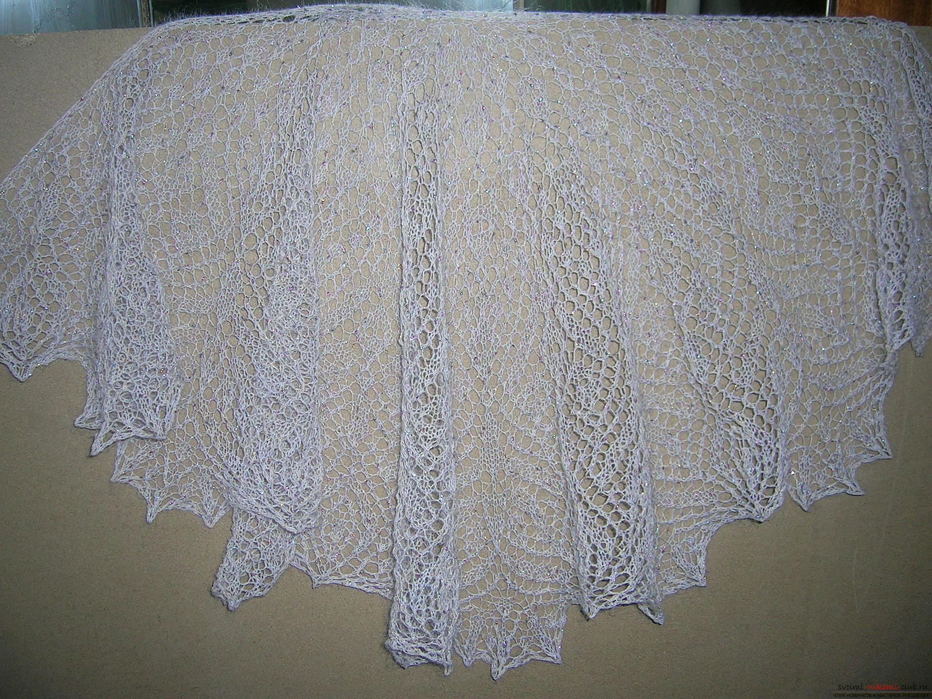 Описание вязания ажурной белой шали спицами. Фото №1