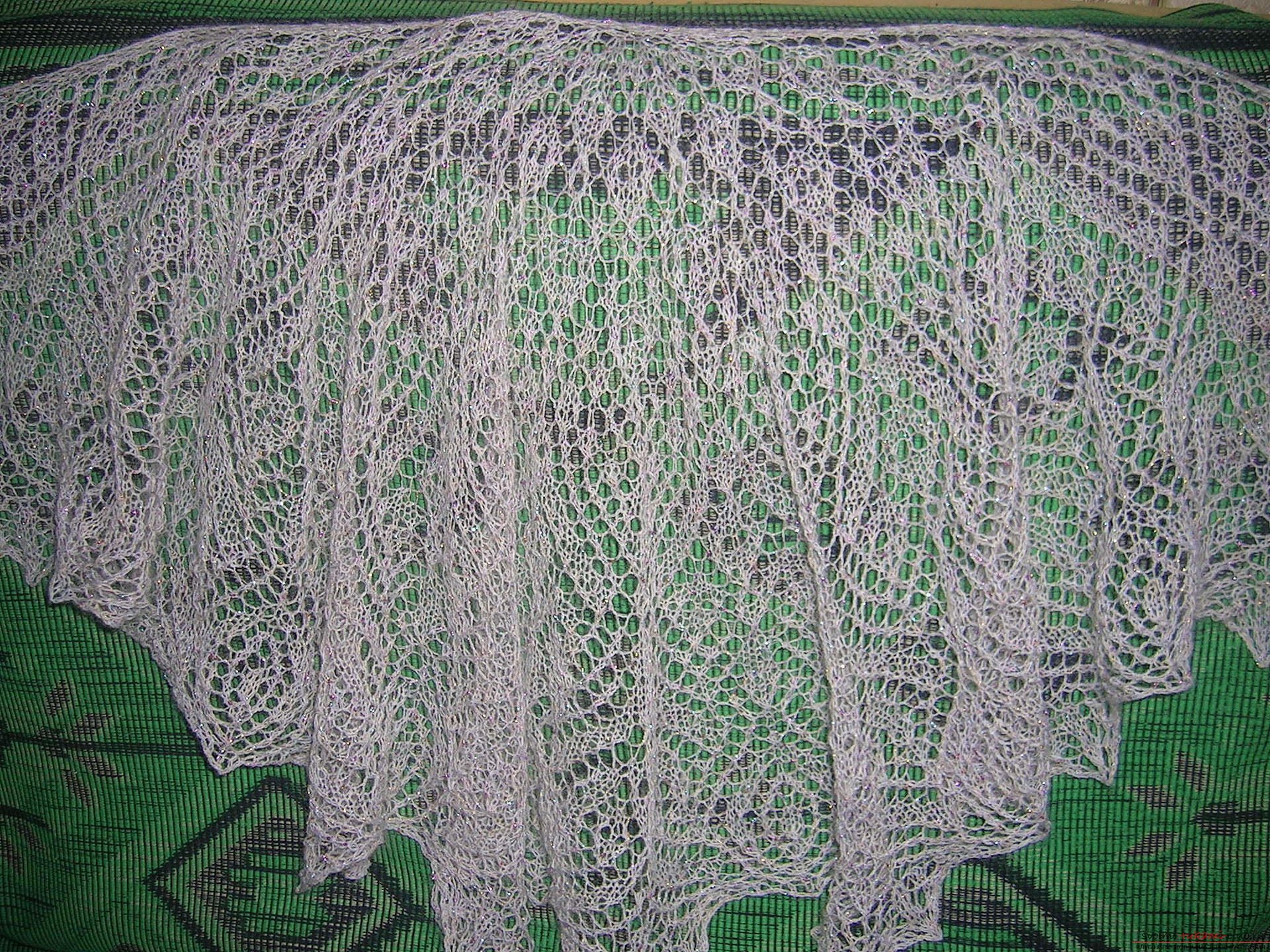 Описание вязания ажурной белой шали спицами. Фото №3