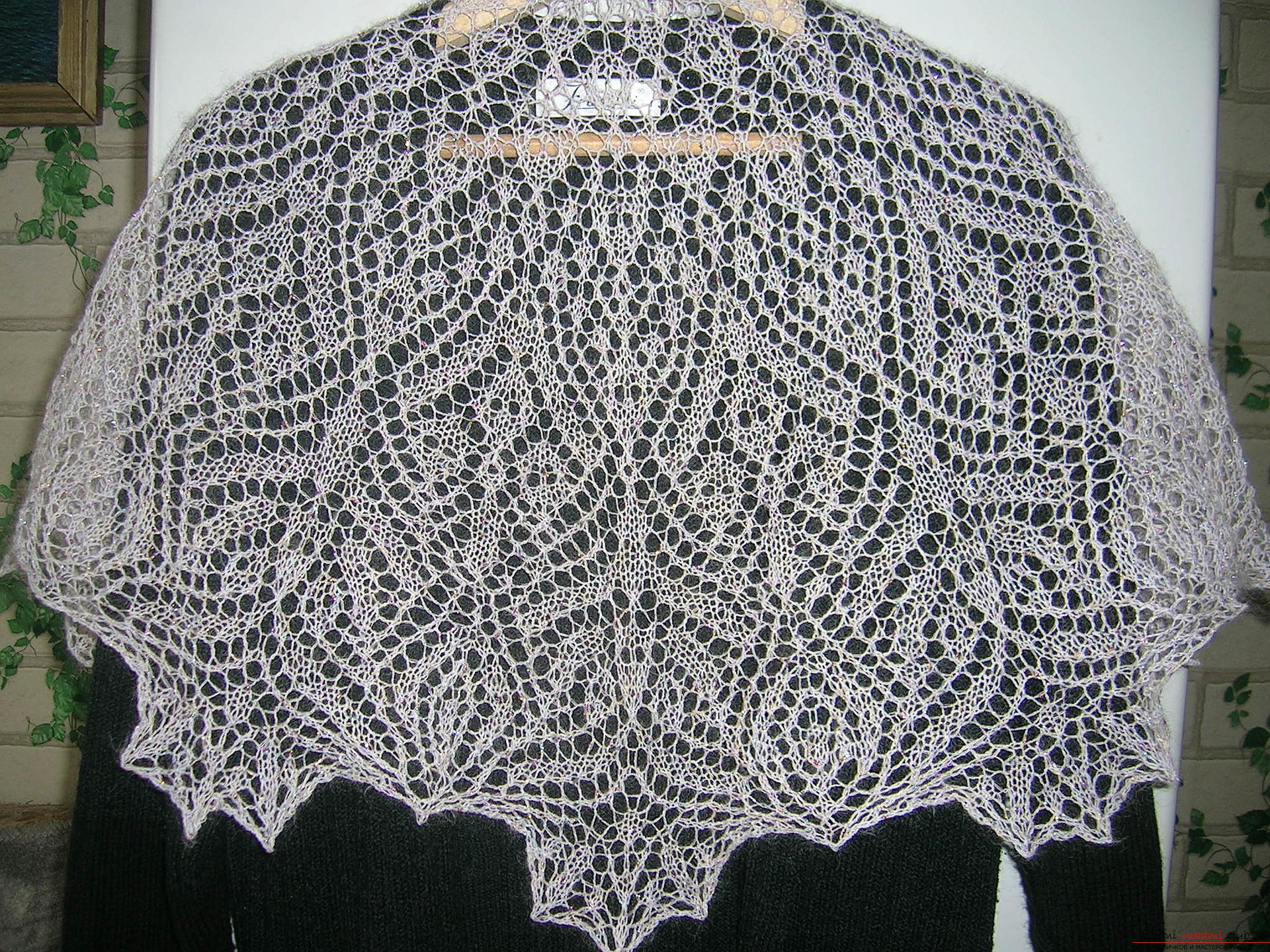 Описание вязания ажурной белой шали спицами. Фото №4