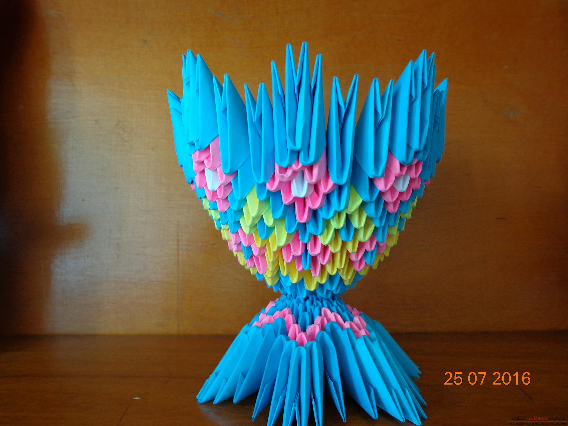Объемная бумажная ваза, выполненная в технике оригами. Фото №1