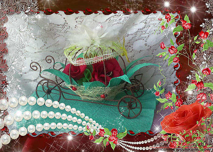 Карета из проволоки, украшенная цветами из конфет. Фото №1