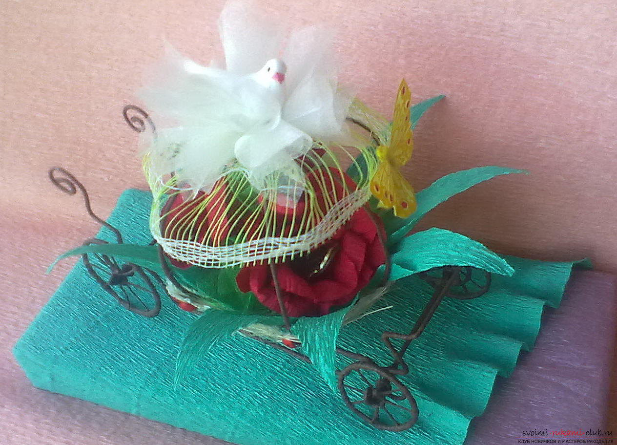 Карета из проволоки, украшенная цветами из конфет. Фото №2