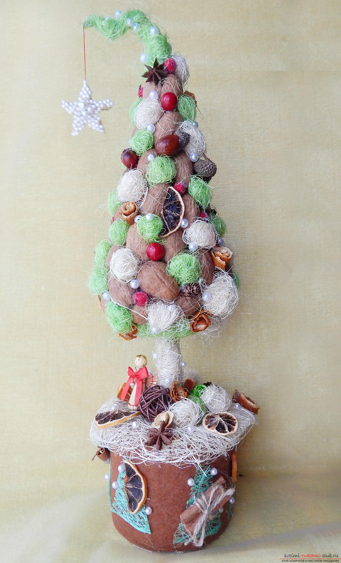 Новогодняя композиция из сезаля, грецких орехов и декора. Фото №4