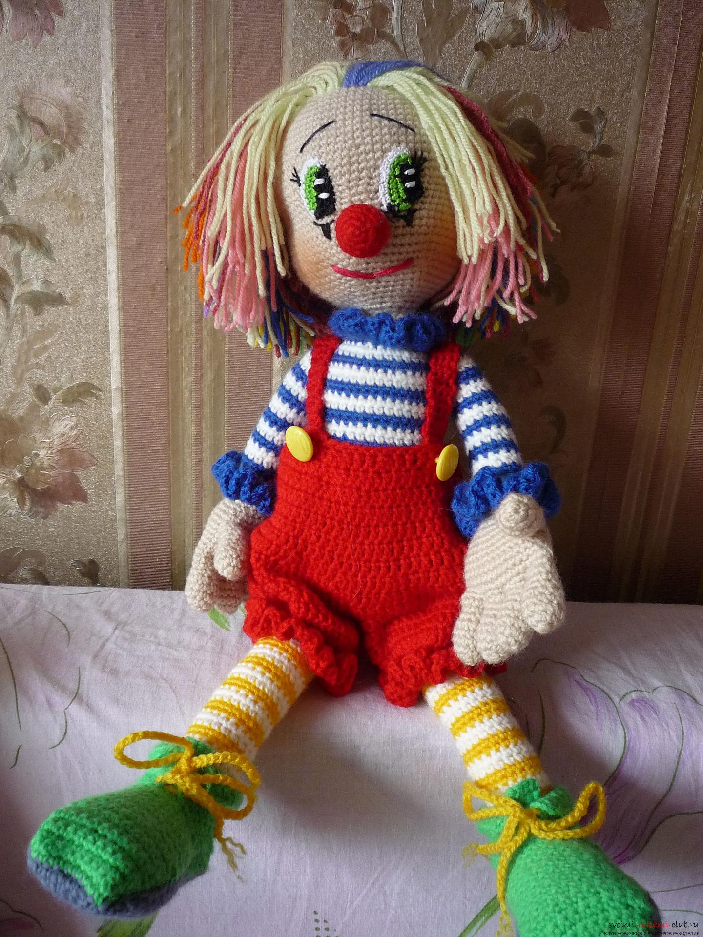 Подробные фотографии игрушки клоуна, связанного крючком из разноцветной пряжи. Фото №2