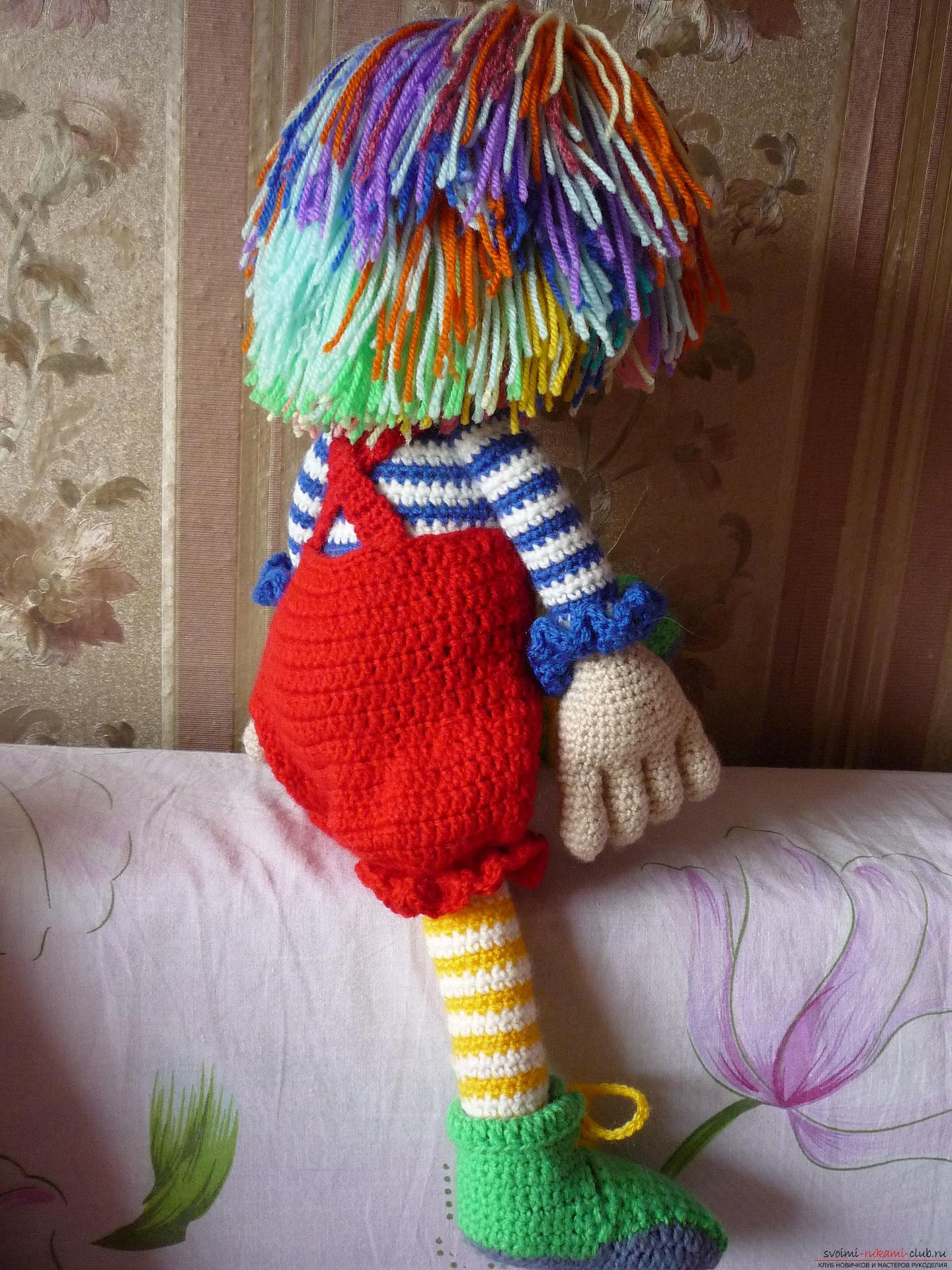 Подробные фотографии игрушки клоуна, связанного крючком из разноцветной пряжи. Фото №6