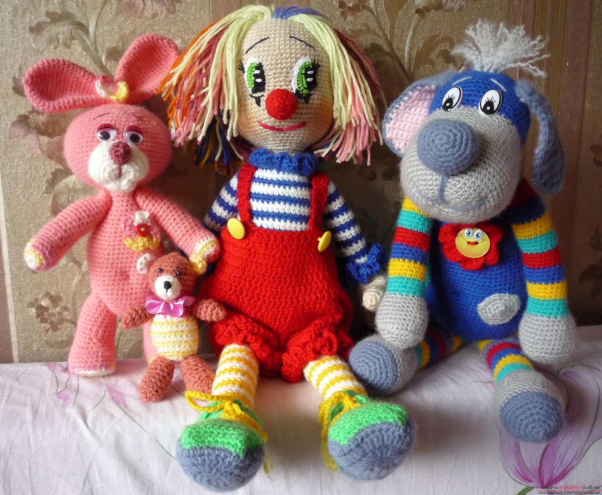 Подробные фотографии игрушки клоуна, связанного крючком из разноцветной пряжи. Фото №7