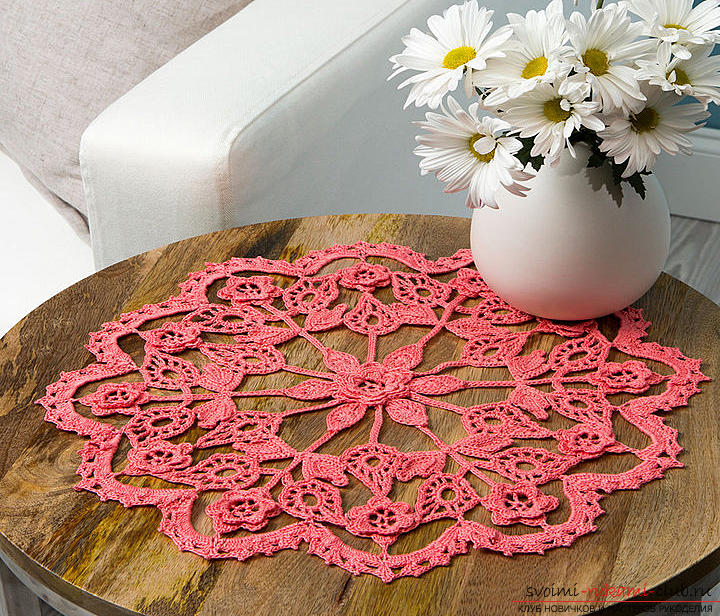 Вязание крючком ажурных салфеток: розовые цветы. Фото №1