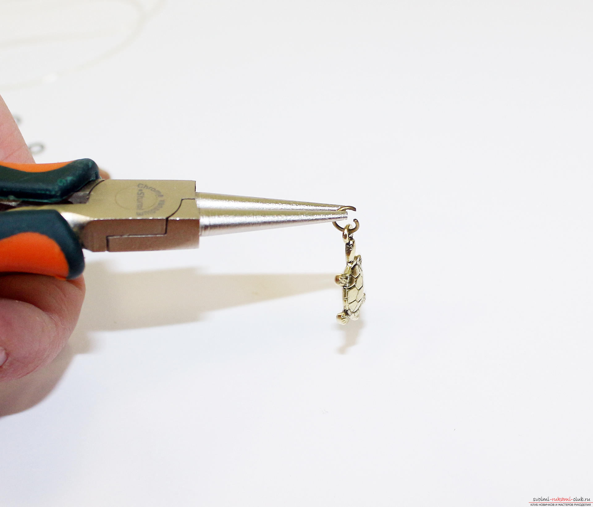 Этот подробный мастер-класс научит как сделать красивые браслеты из бусин своими руками.. Фото №21