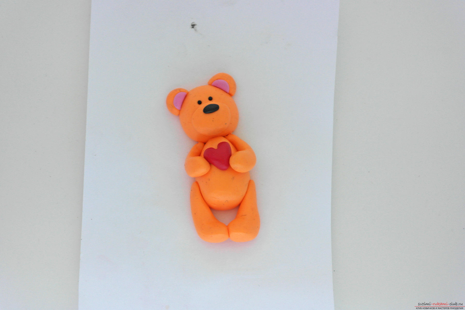 Этот подробный мастер-класс научит как сделать фигурку из полимерной глины - брелок в виде медвежонка.. Фото №26