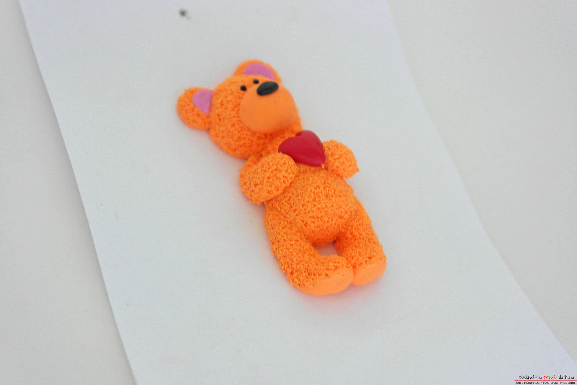 Этот подробный мастер-класс научит как сделать фигурку из полимерной глины - брелок в виде медвежонка.. Фото №29