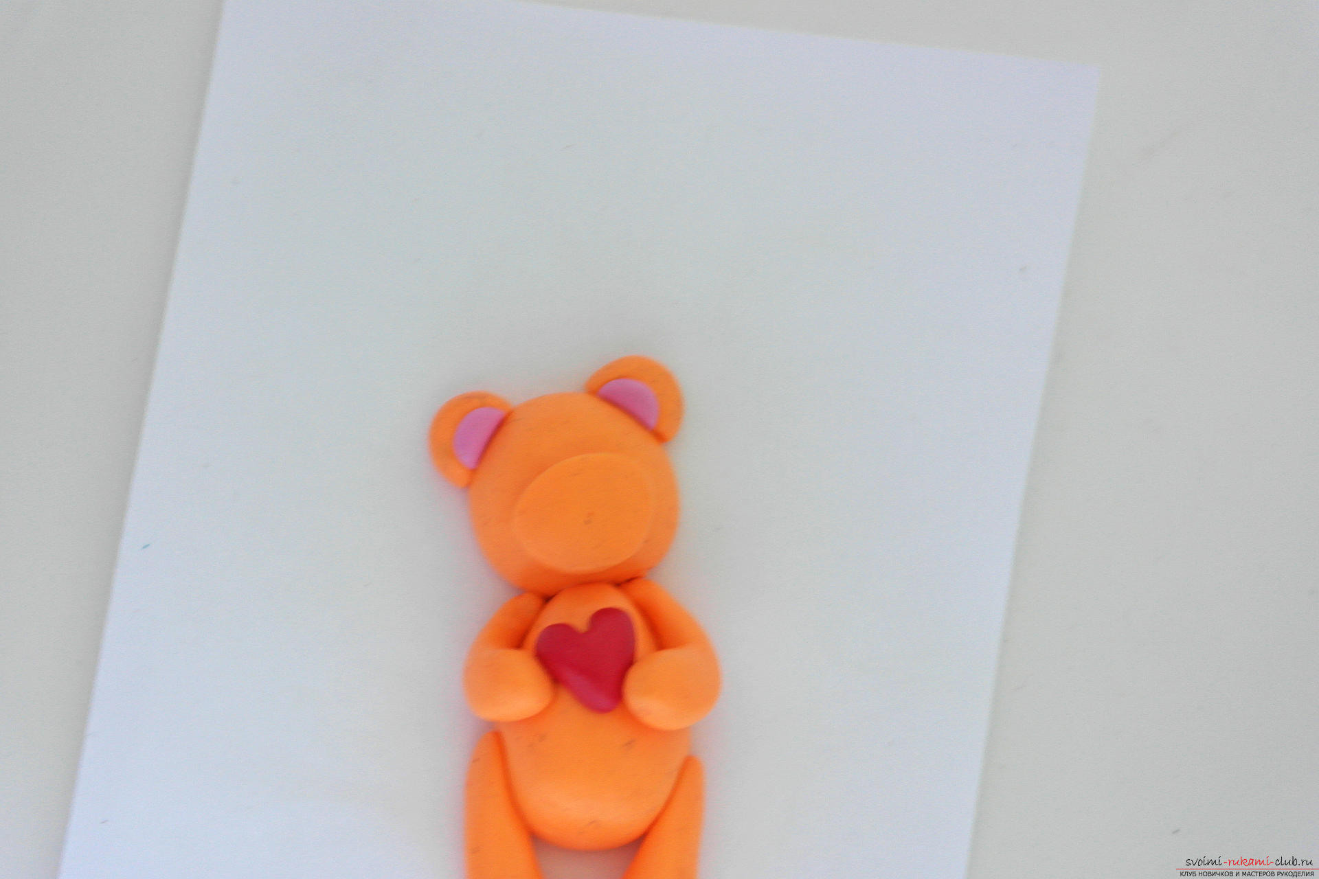 Этот подробный мастер-класс научит как сделать фигурку из полимерной глины - брелок в виде медвежонка.. Фото №23