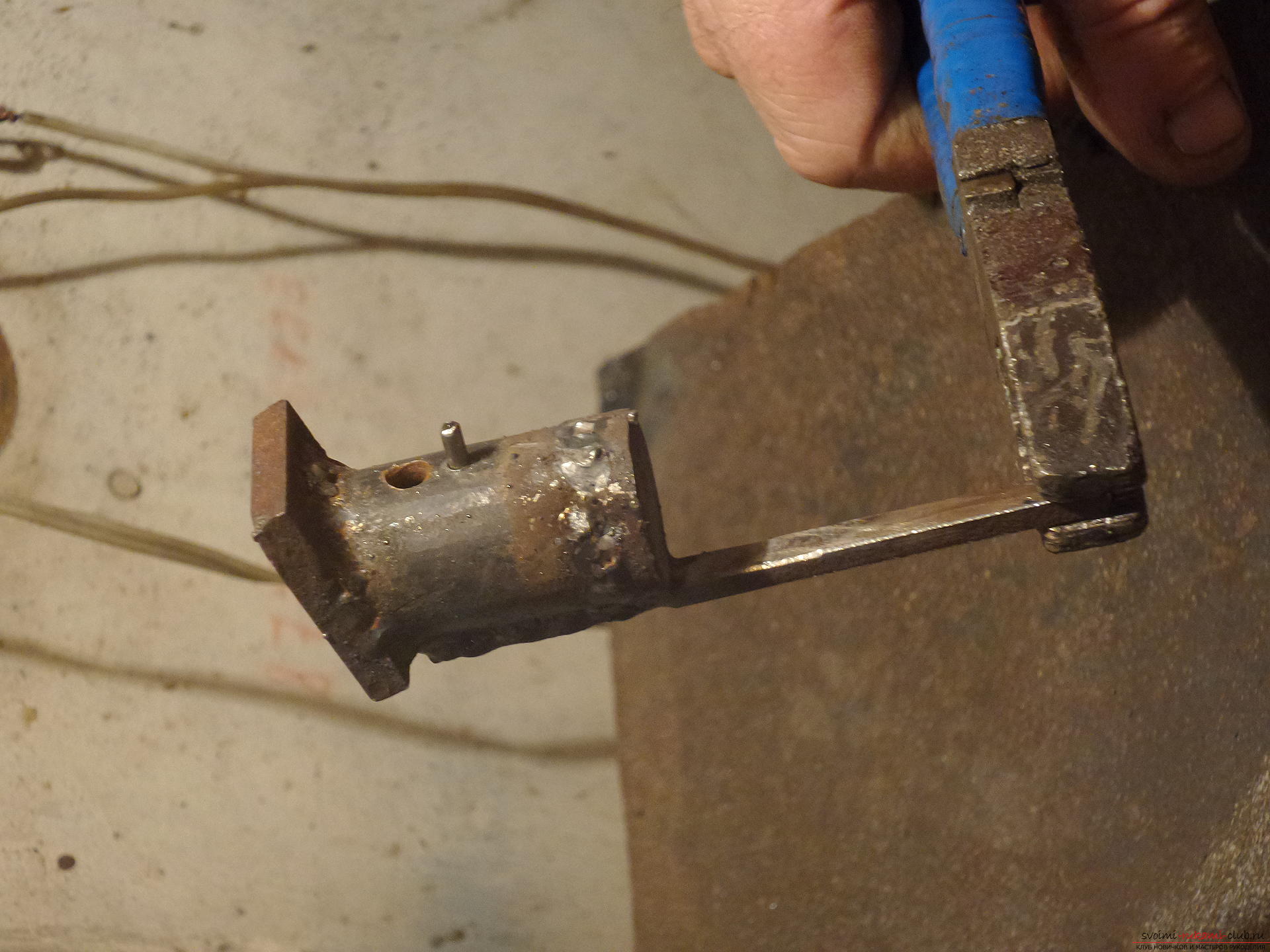 Этот мастер-класс научит как своими руками сделать необычный брелок для ключей - железный скворечник. Фото №24