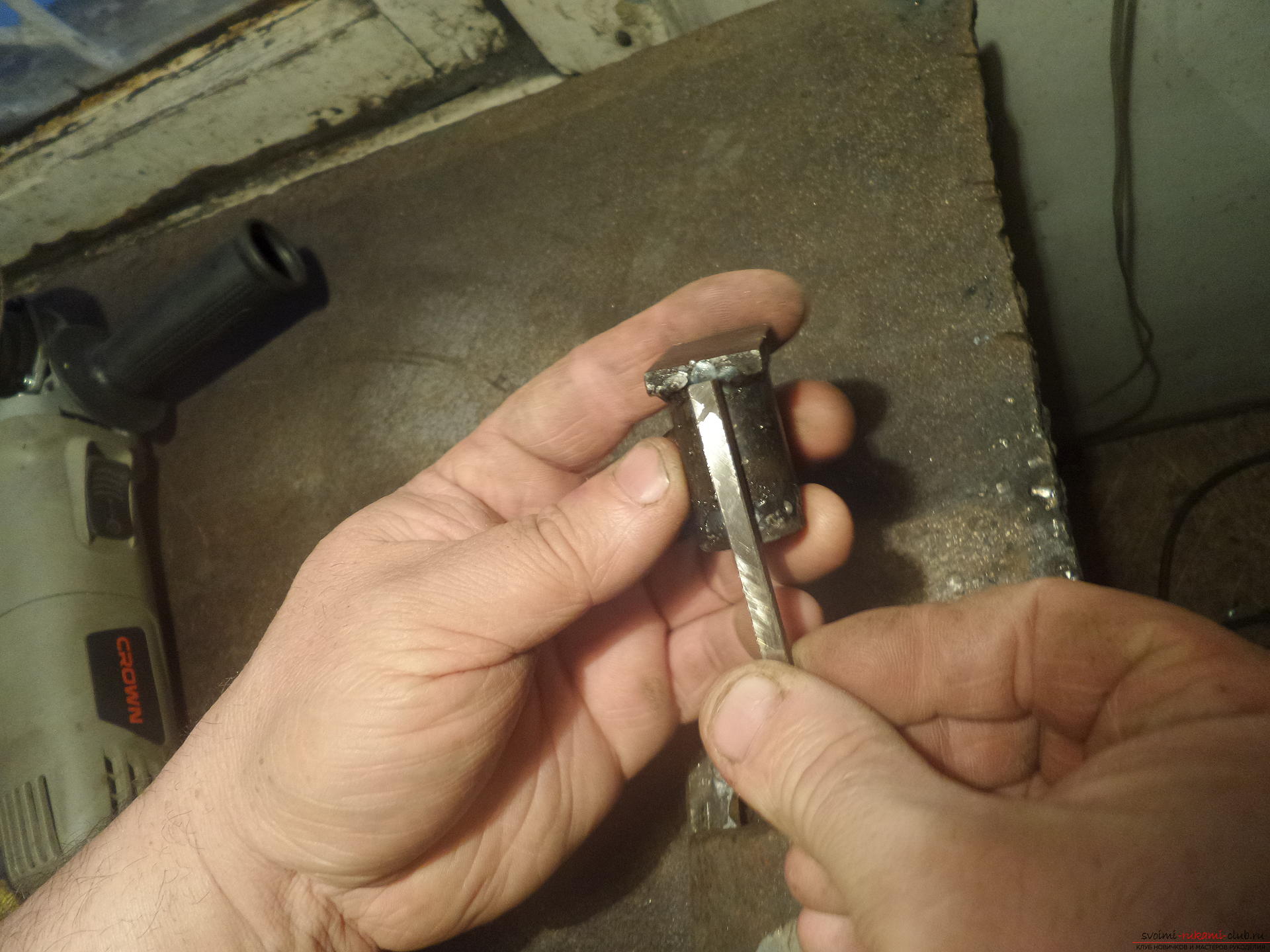 Этот мастер-класс научит как своими руками сделать необычный брелок для ключей - железный скворечник. Фото №22