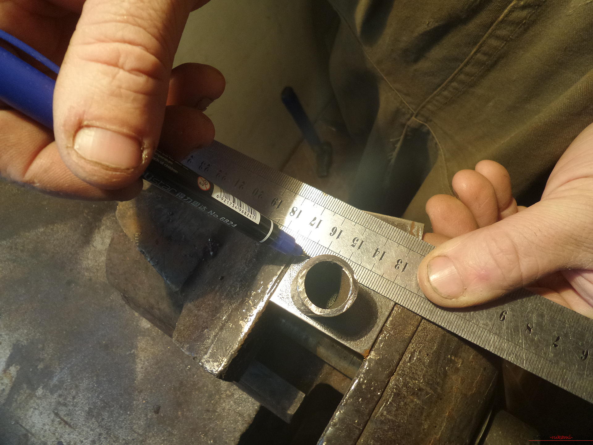 Этот мастер-класс научит как своими руками сделать необычный брелок для ключей - железный скворечник. Фото №8