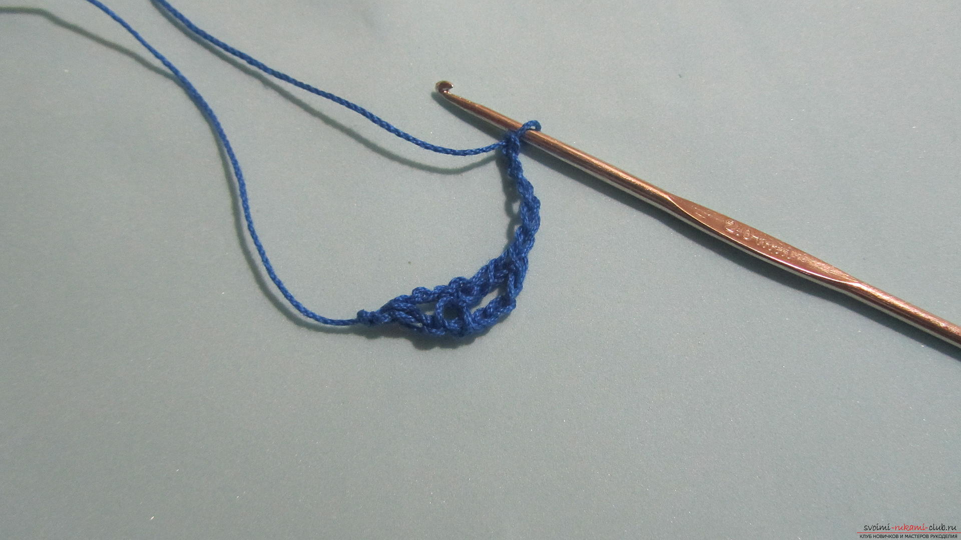 Этот подробный мастер-класс со схемой и описанием научит как создать крючком вязаную брошь. Фото №5