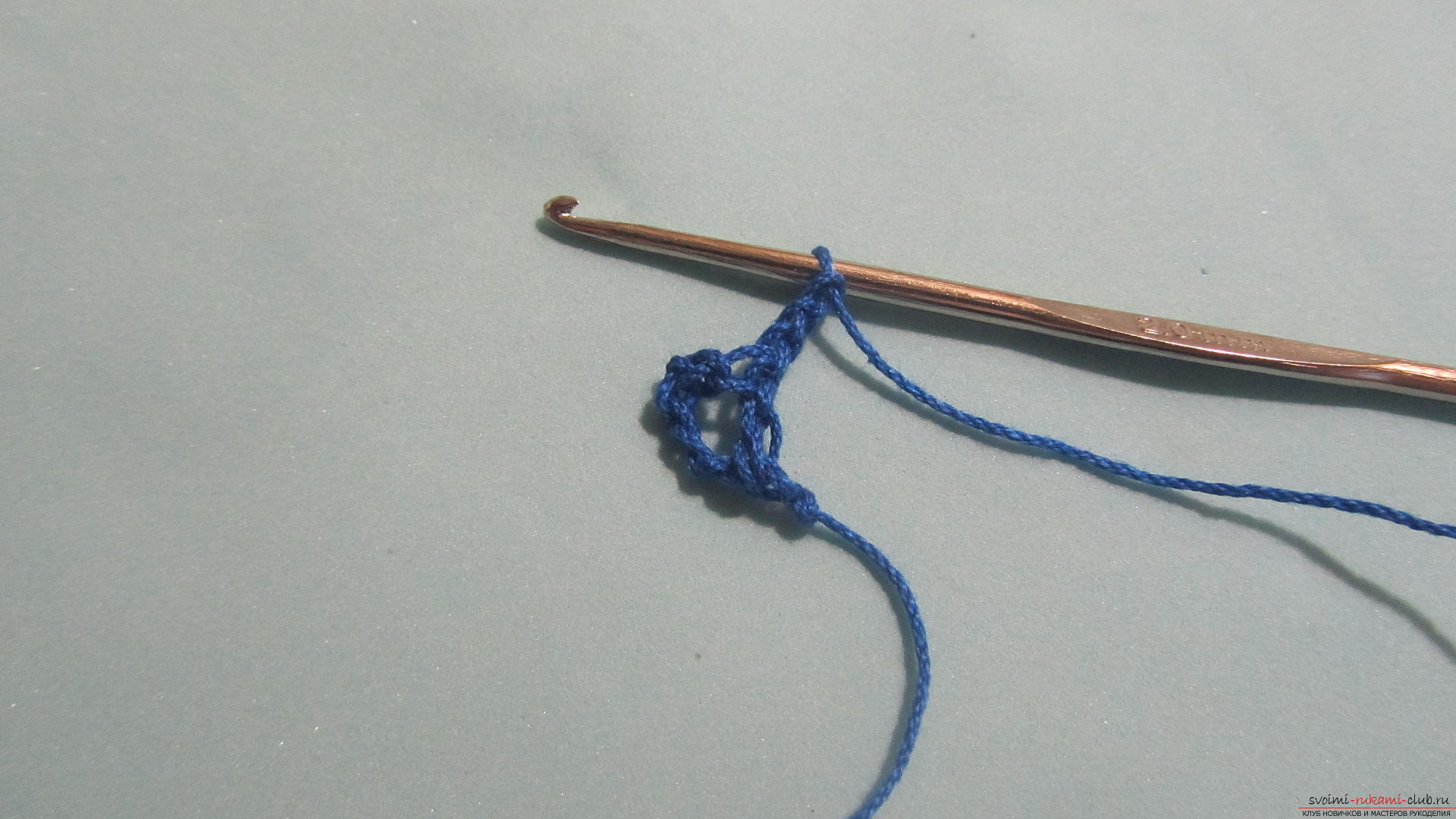 Этот подробный мастер-класс со схемой и описанием научит как создать крючком вязаную брошь. Фото №3