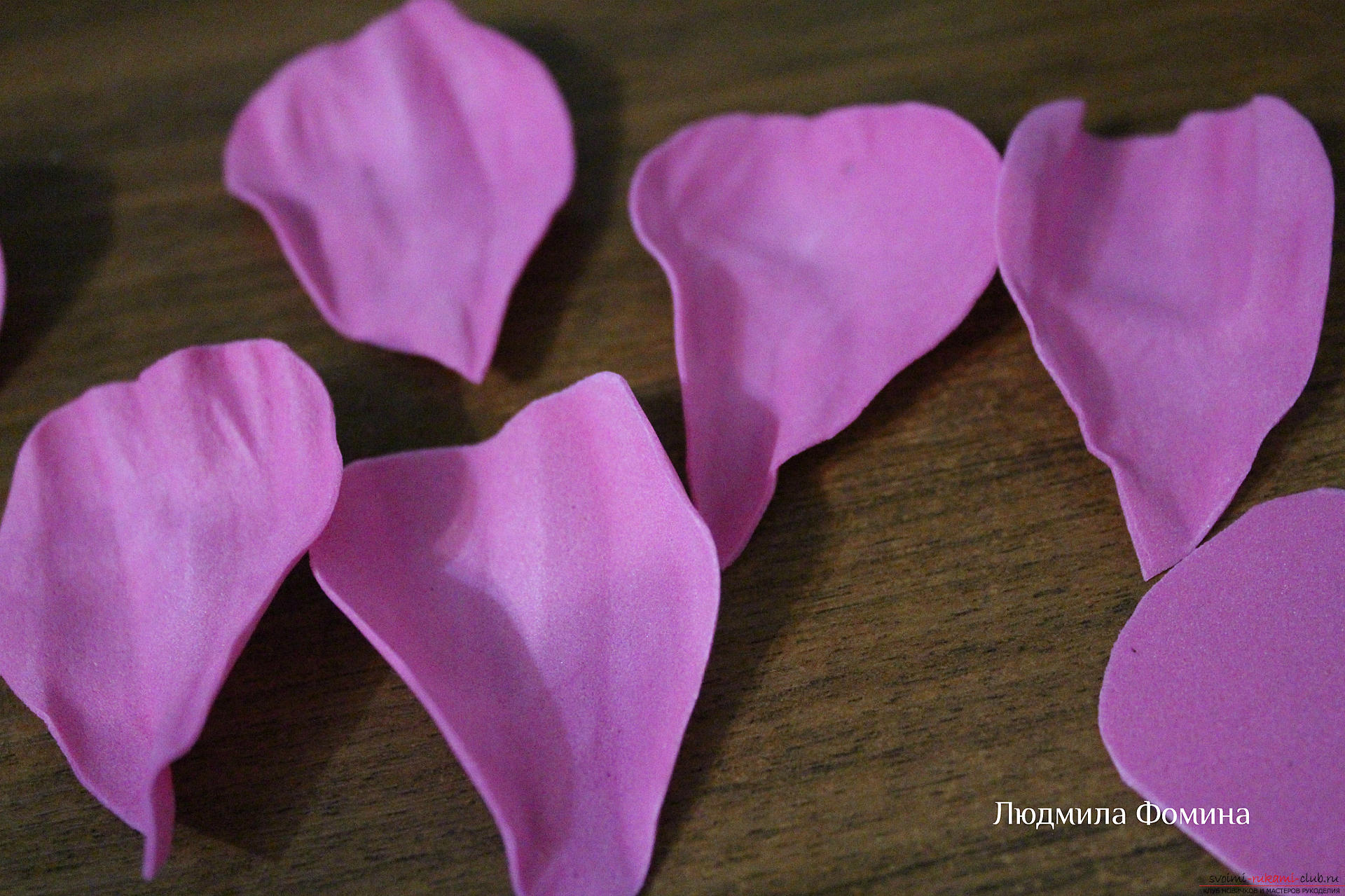 Мастер-класс по созданию цветов научит делать своими руками розу из фоамирана или из кожи. Фото №5
