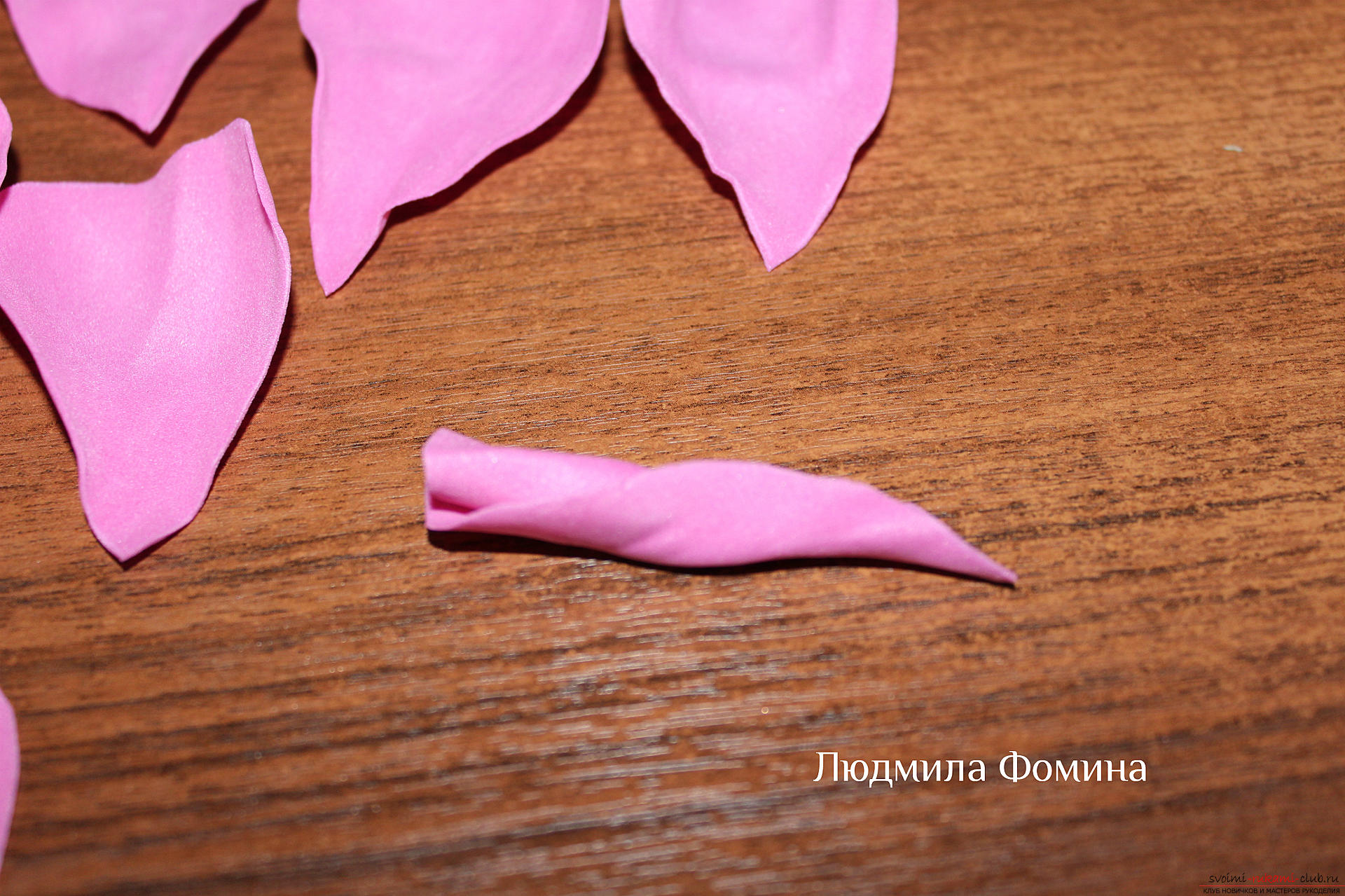 Мастер-класс по созданию цветов научит делать своими руками розу из фоамирана или из кожи. Фото №6