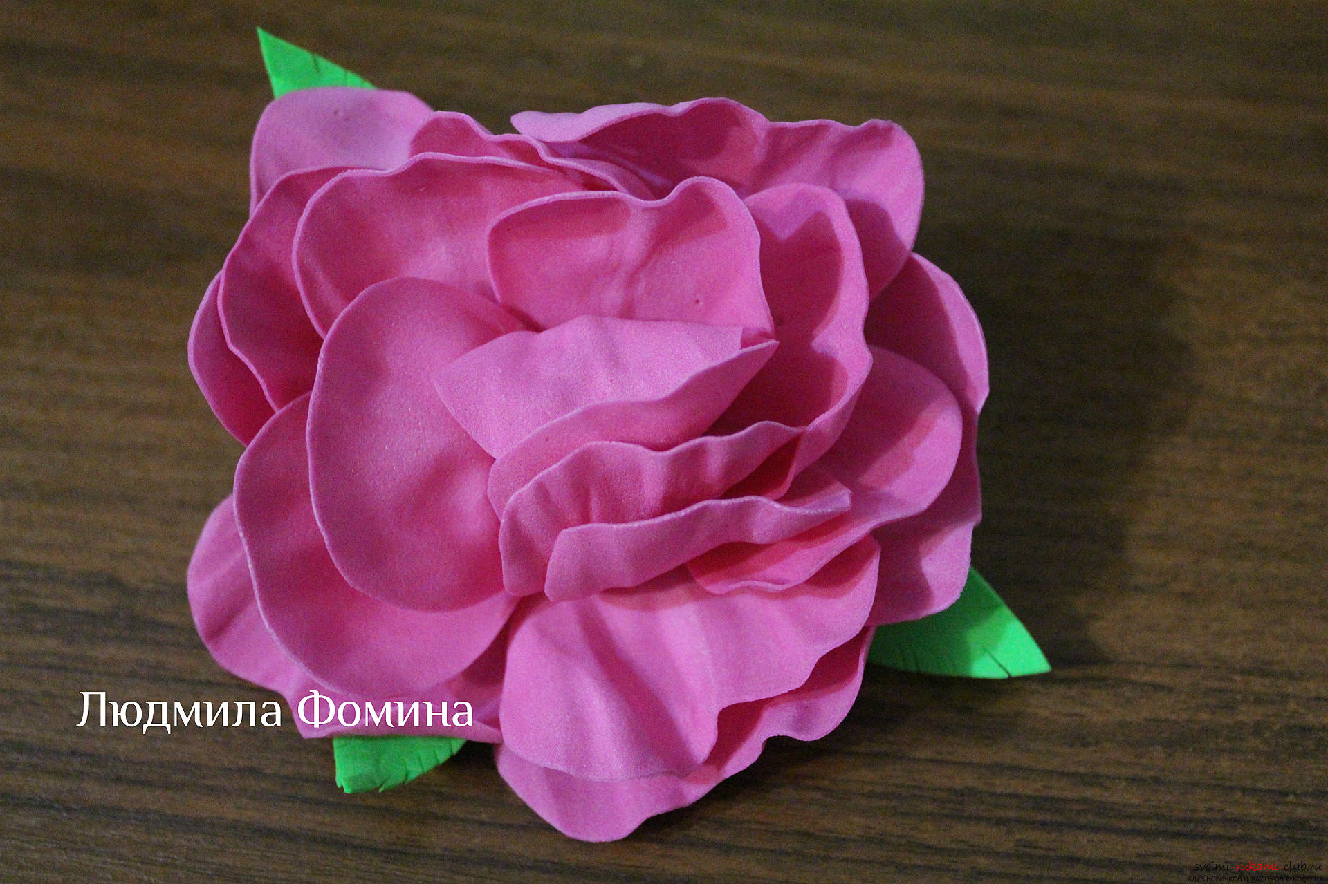 Мастер-класс по созданию цветов научит делать своими руками розу из фоамирана или из кожи. Фото №1