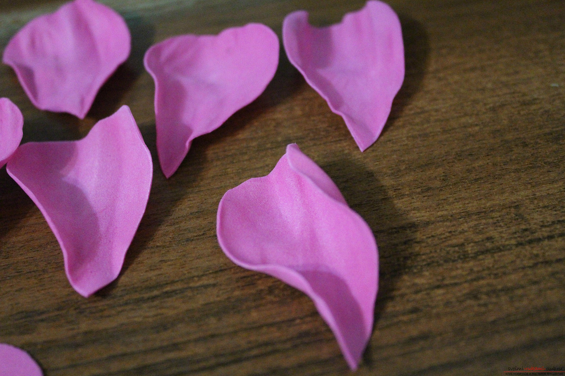 Мастер-класс по созданию цветов научит делать своими руками розу из фоамирана или из кожи. Фото №7
