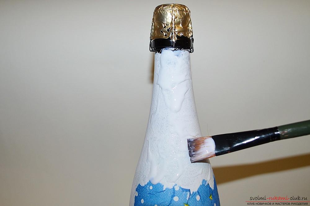 Мастер-класс с фото и описанием научит как сделать декупаж бутылки шампанского на Новый год. Фото №5