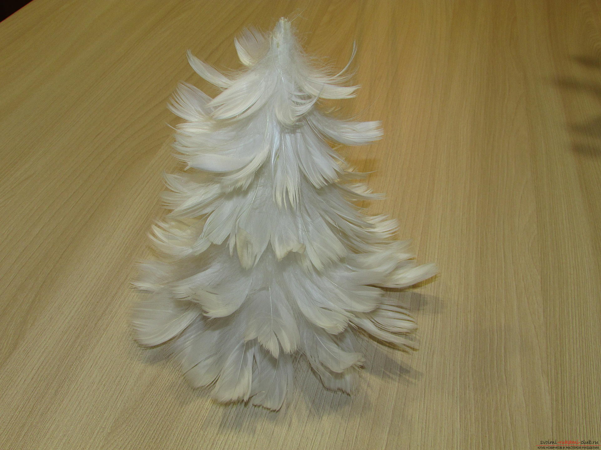 Этот мастер-класс - пошаговая инструкция с подробными фото как сделать елочку из перьев. Фото №9