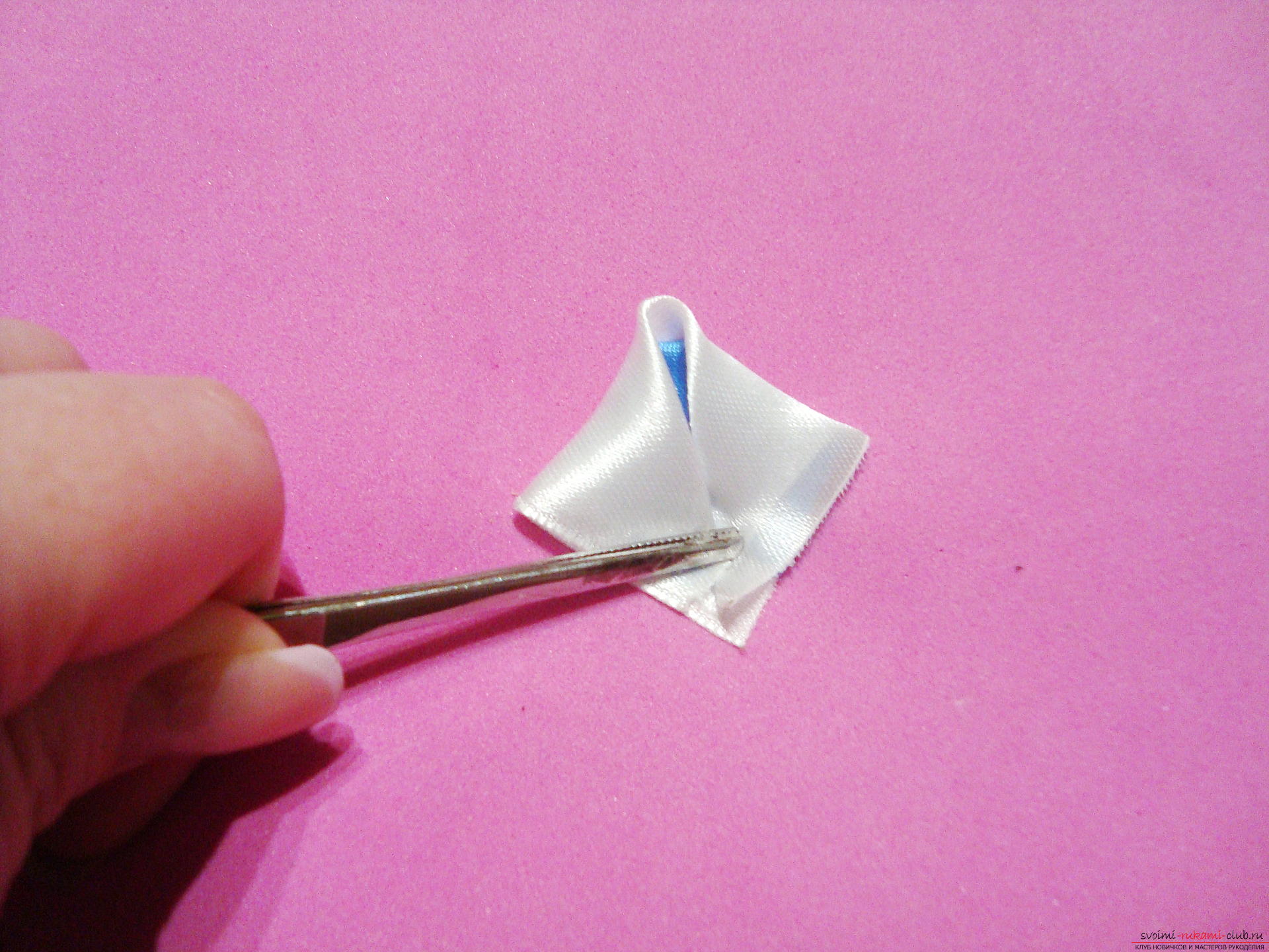 Фото инструкция по изготовлению заколки из лент голубого цвета в технике канзаши. Фото №6