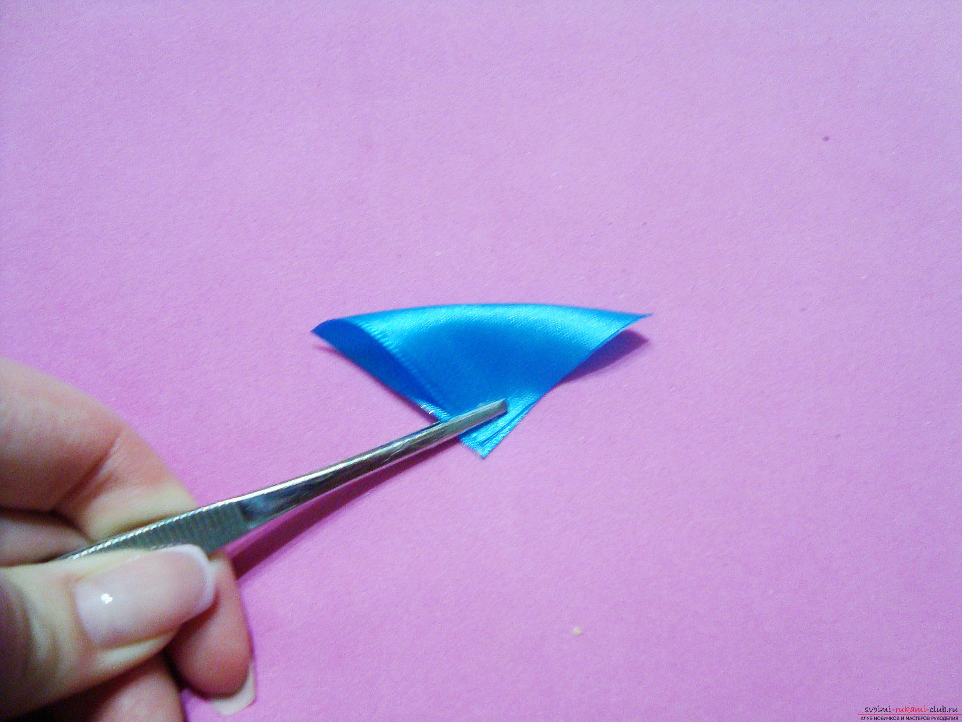 Фото инструкция по изготовлению заколки из лент голубого цвета в технике канзаши. Фото №8