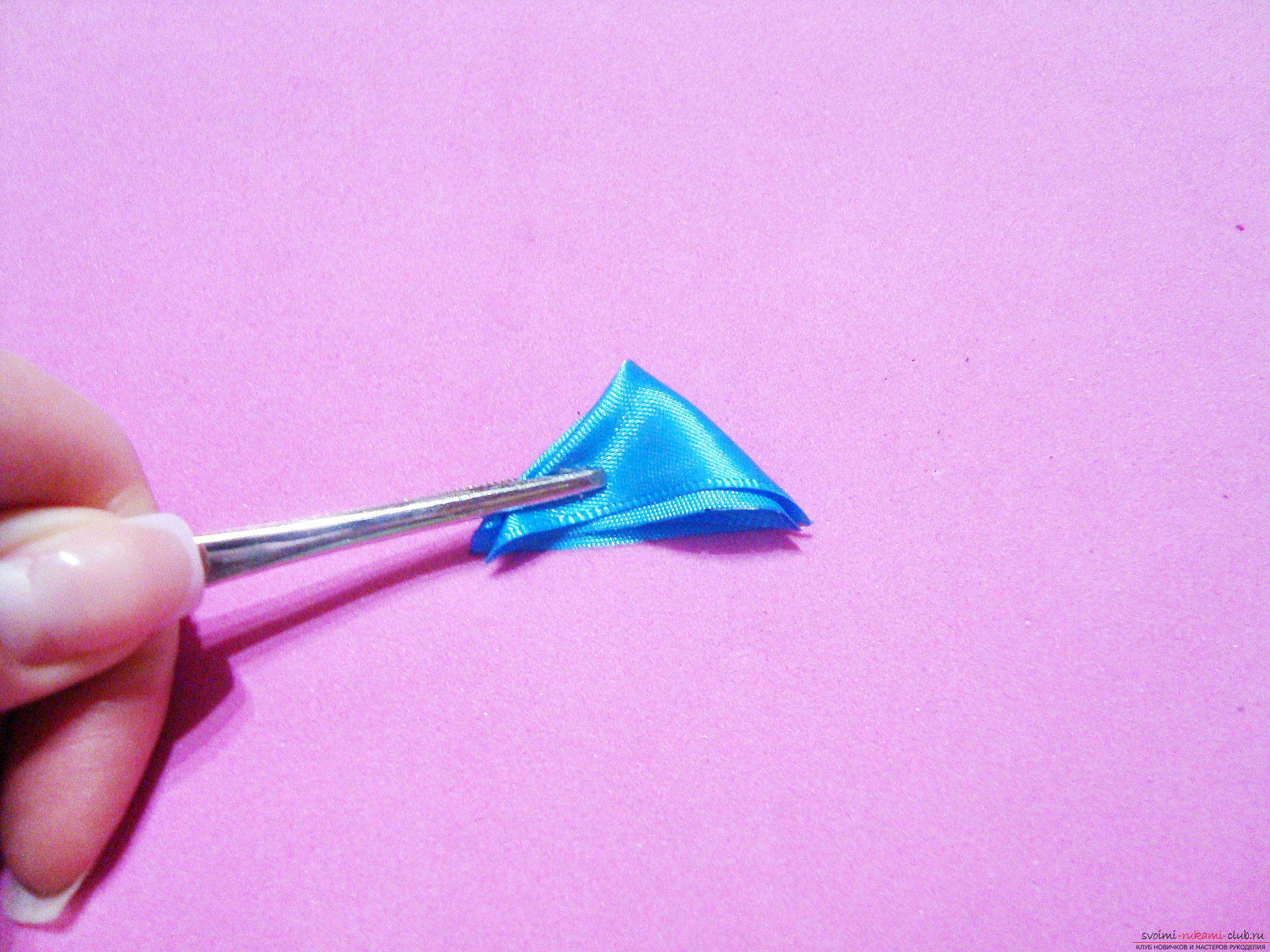 Фото инструкция по изготовлению заколки из лент голубого цвета в технике канзаши. Фото №9