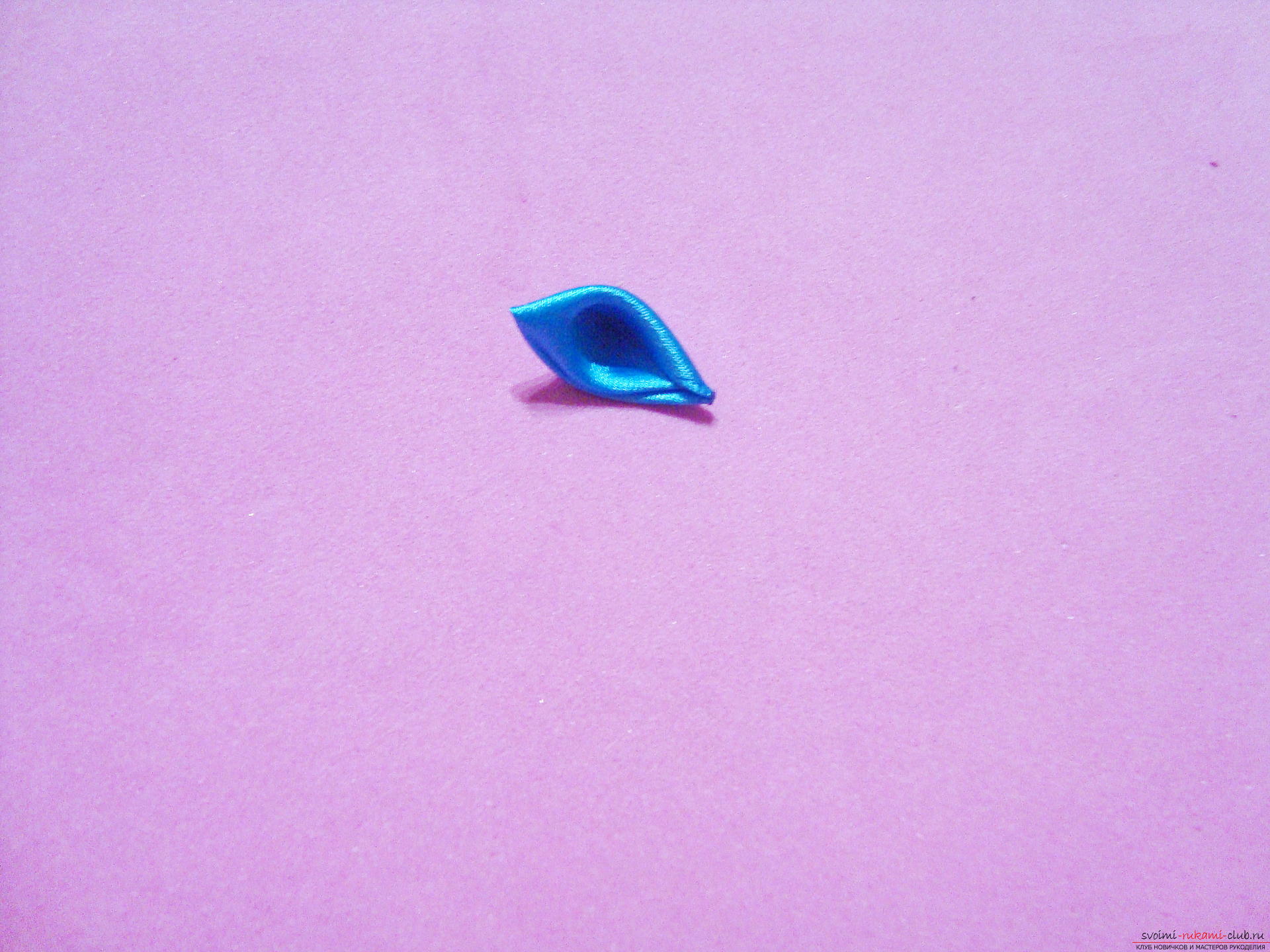 Фото инструкция по изготовлению заколки из лент голубого цвета в технике канзаши. Фото №11