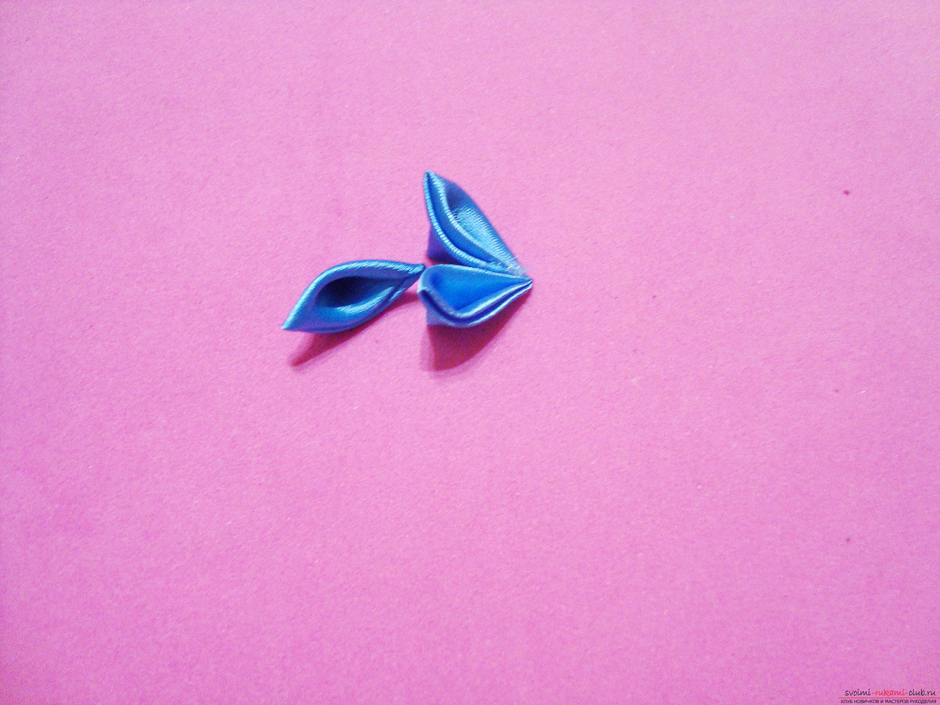 Фото инструкция по изготовлению заколки из лент голубого цвета в технике канзаши. Фото №12