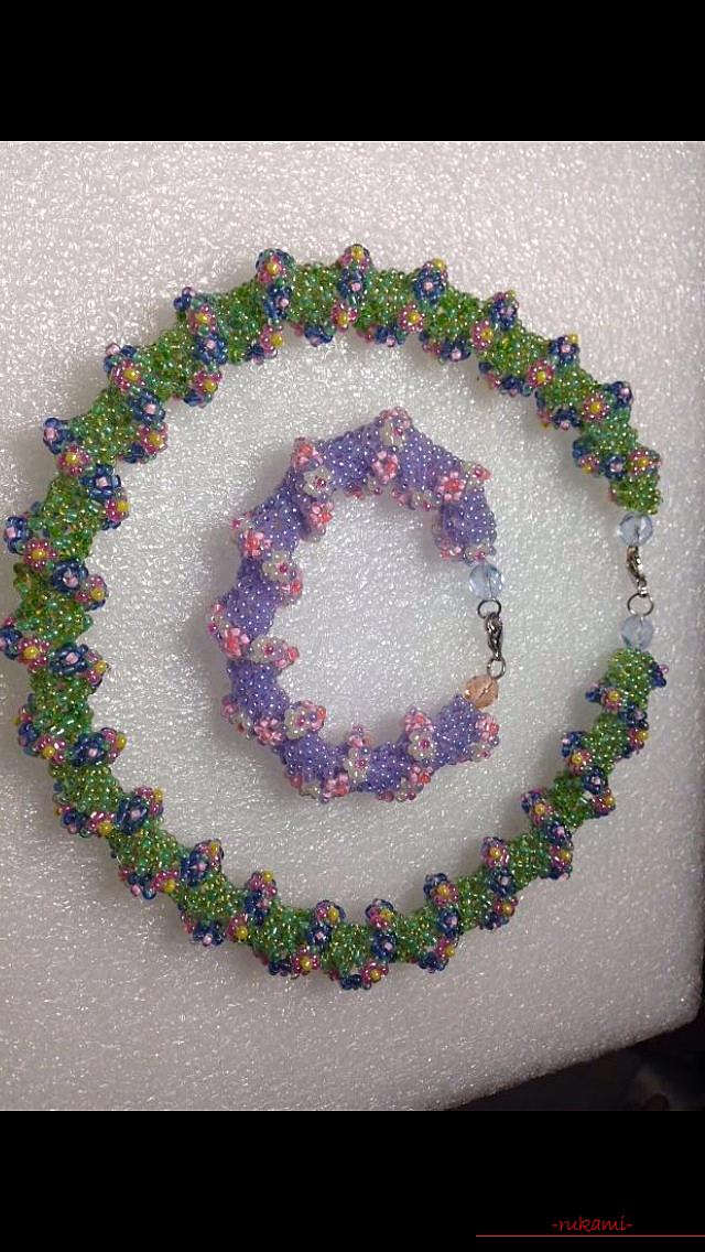 Ожерелье и браслет из бисера. Фото №1