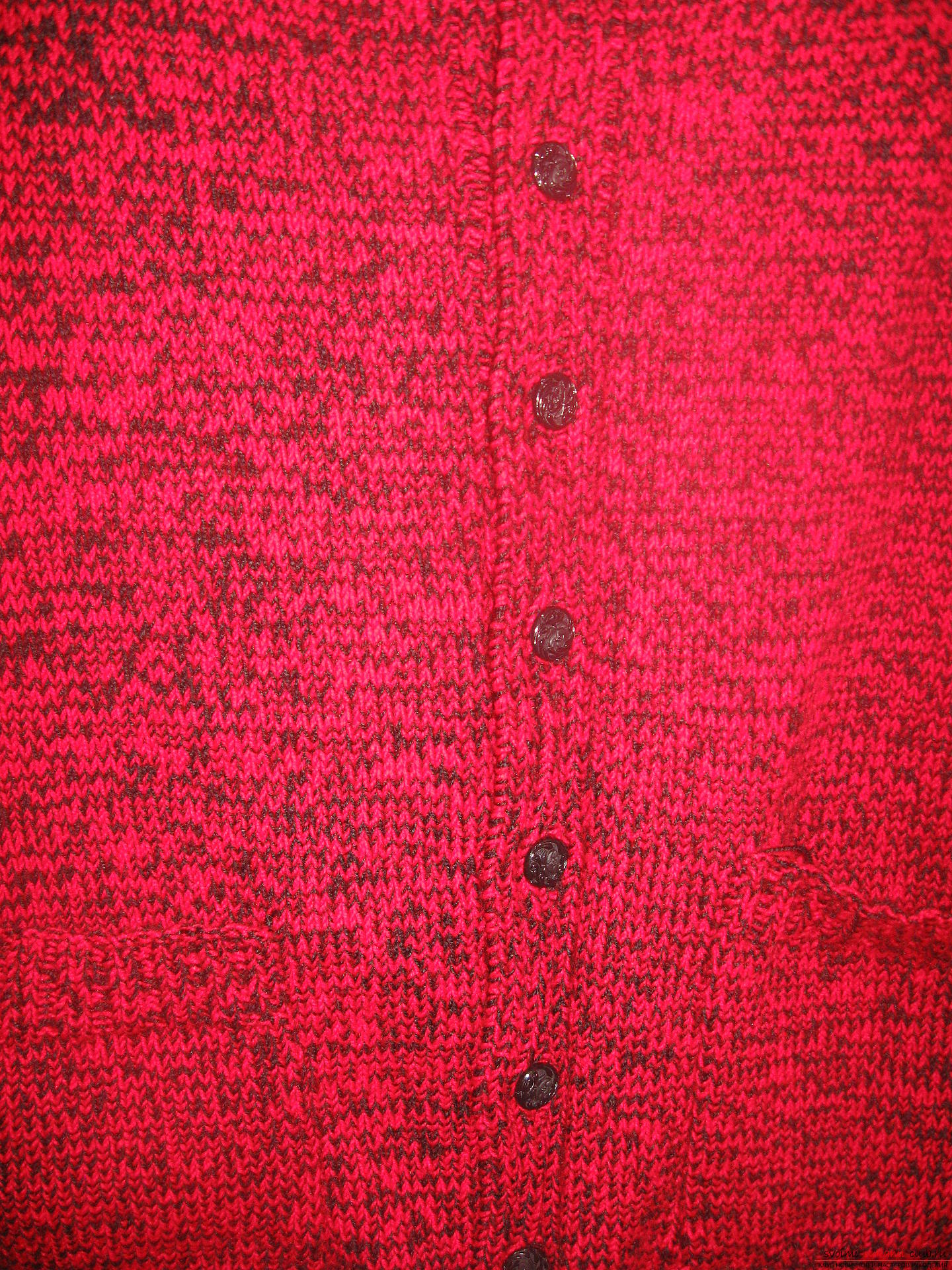 Кофта, связанная спицами в черно-красной гамме. Фото №2