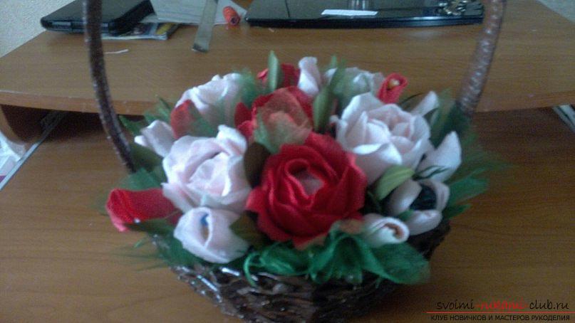 Корзинка с цветами из гофрированной бумаги. Фото №1