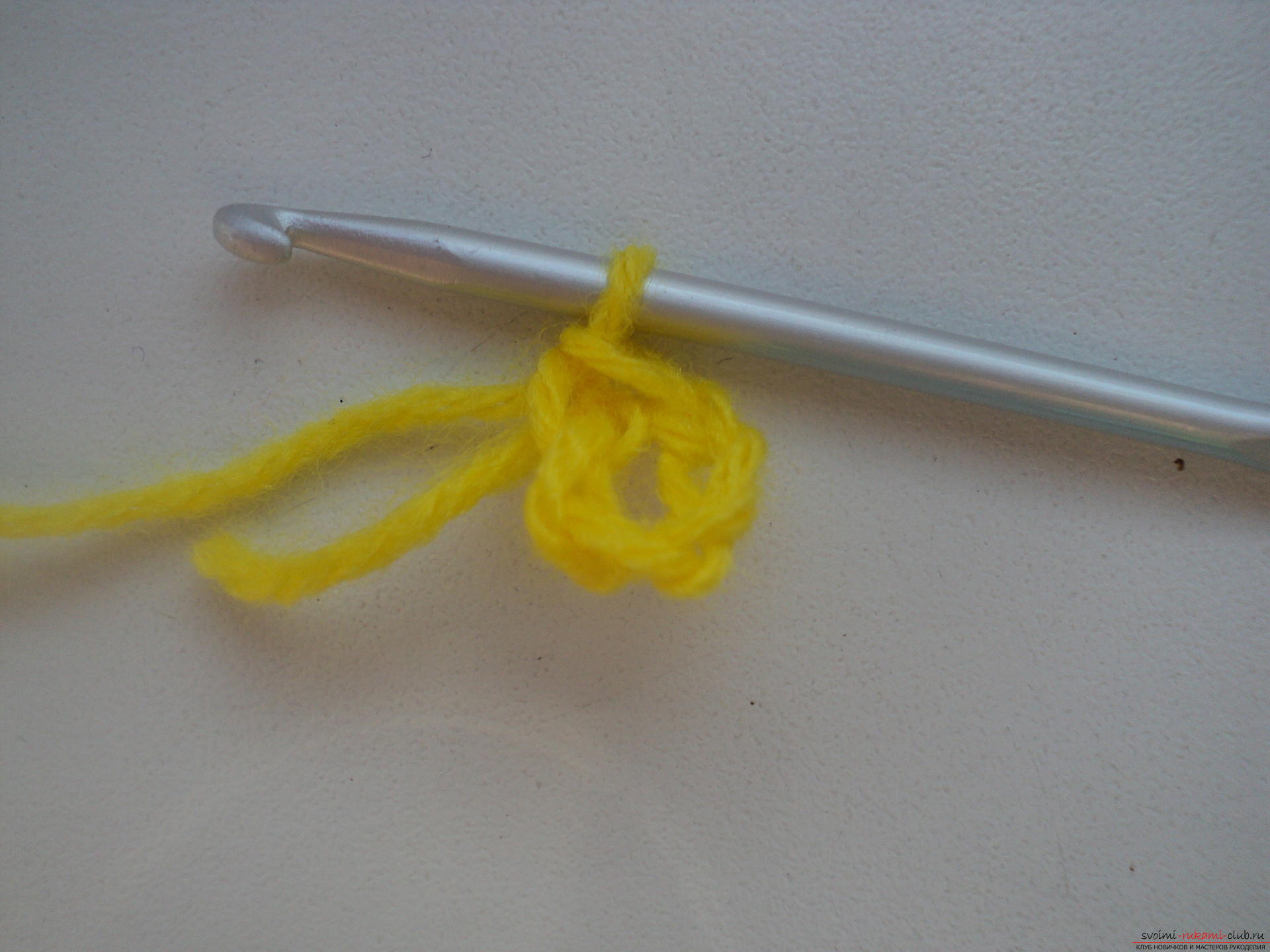 Этот подробный мастер-класс с простой схемой вязания крючком научит как связать колокольчик на выпускной своими руками.. Фото №2