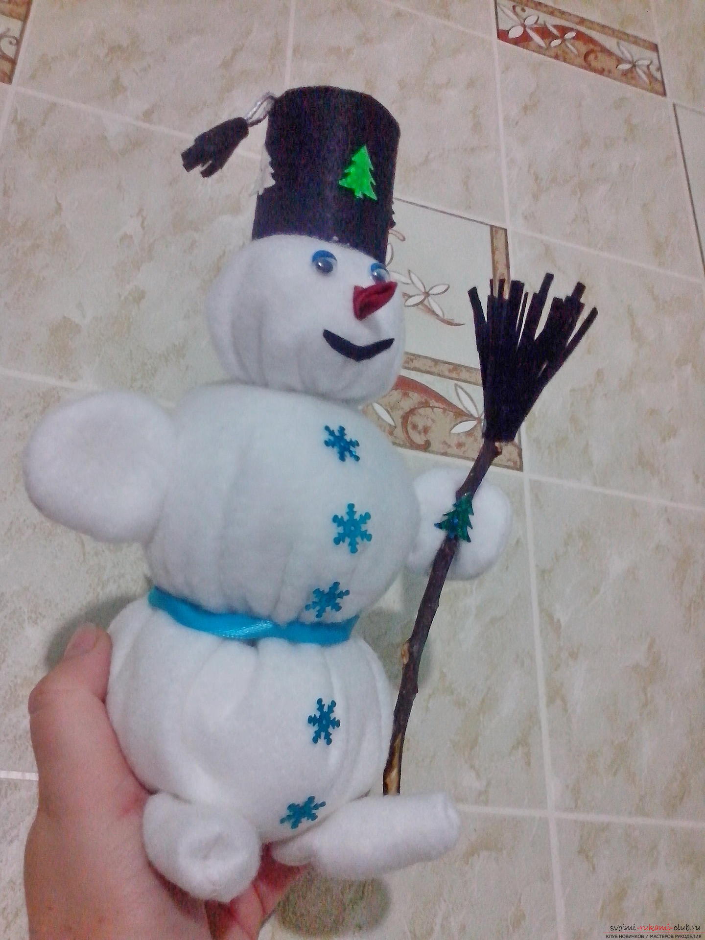 Снеговик со Снегуркой и Дедом морозом должны быть в каждом доме на Новый год. Своего Снеговика я создала своими руками из флиса. Фото №1