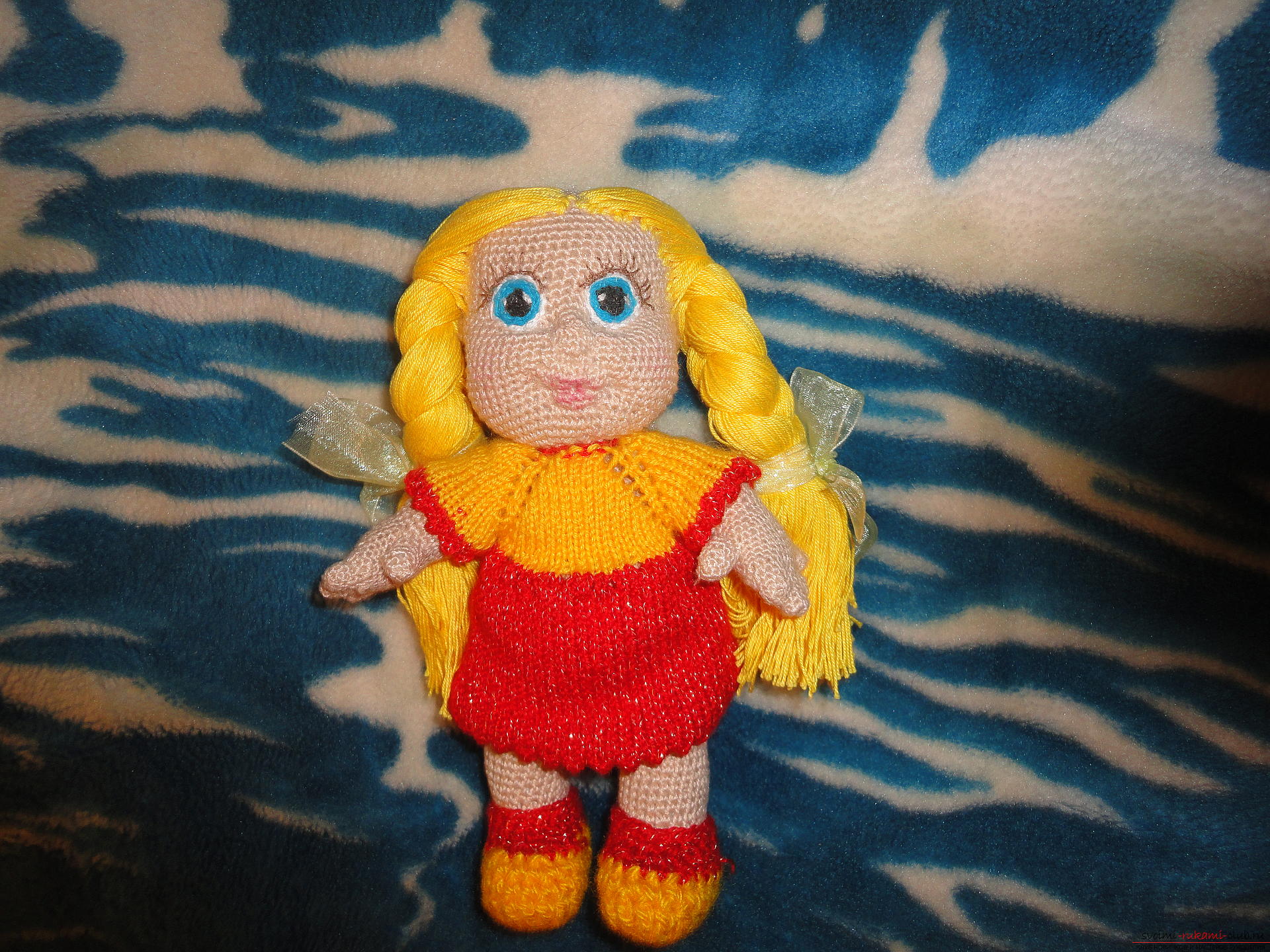 Кукла ручной работы самый добрый и актуальный подарок для любой девочки. Сделать вязанную куклу можно имитируя образ хозяйки.. Фото №1