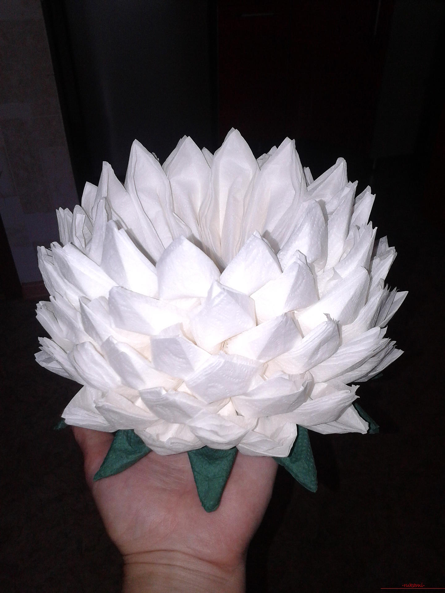 Удивительные поделки из салфеток могут сделать даже дети, цветок лотоса сделан из кухонных белых салфеток.. Фото №1